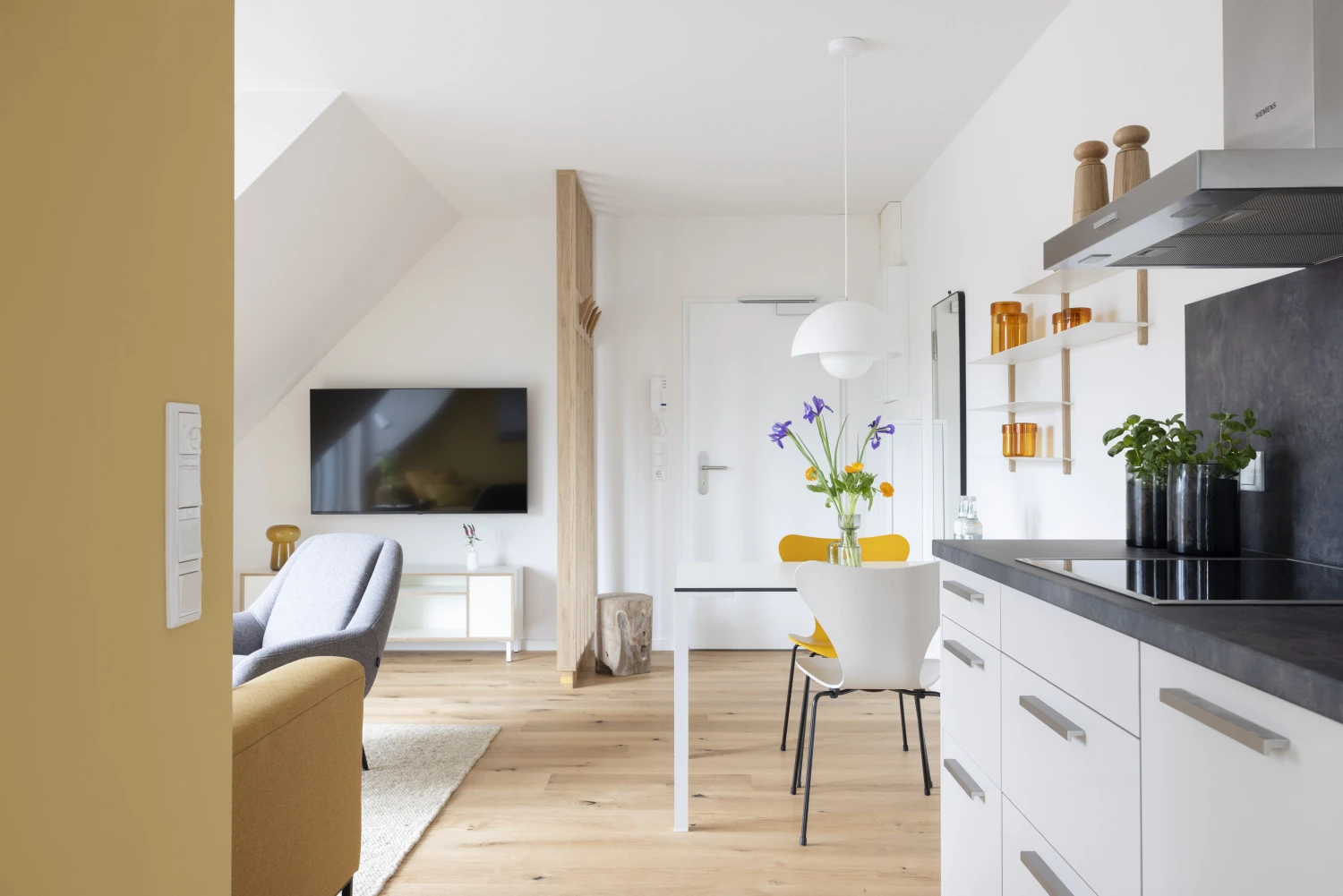 Pier 21 FINE LOFTS, Badezimmer, Flaschen auf Waschbeckenablage