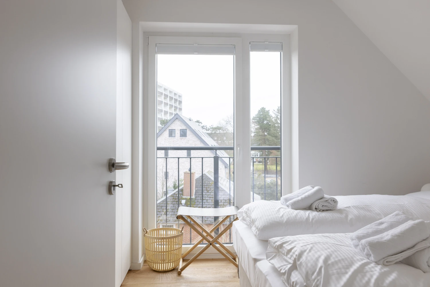 Pier 21 FINE LOFTS, Badezimmer, Flaschen auf Waschbeckenablage