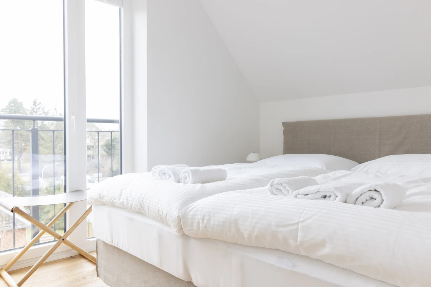 Pier 21 FINE LOFTS, Badezimmer, Flaschen auf Waschbeckenablage