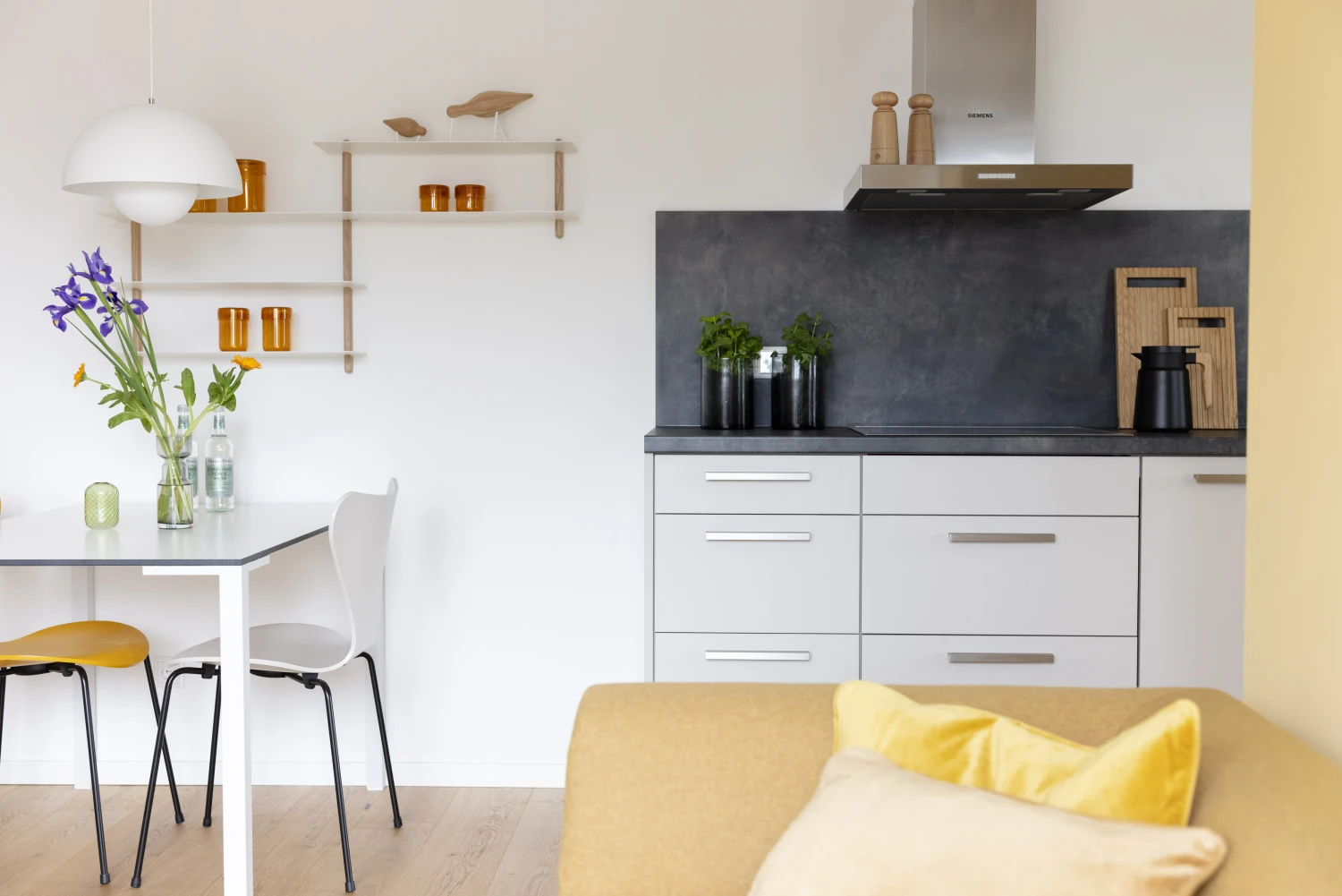 Pier 21 FINE LOFTS, Badezimmer, Flaschen auf Waschbeckenablage