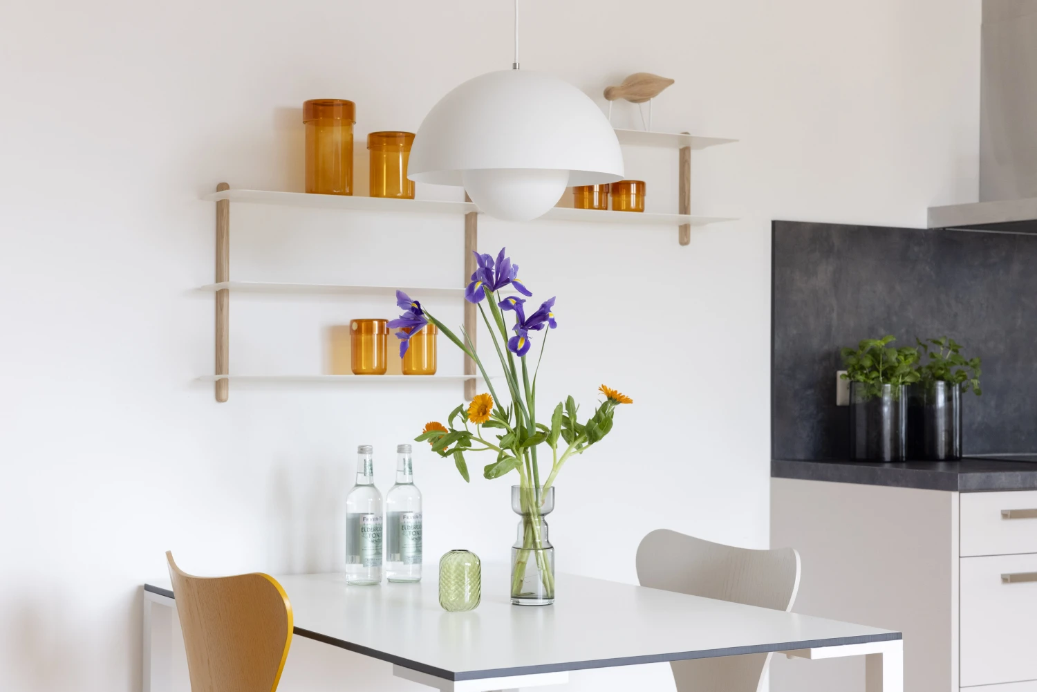 Pier 21 FINE LOFTS, Badezimmer, Flaschen auf Waschbeckenablage