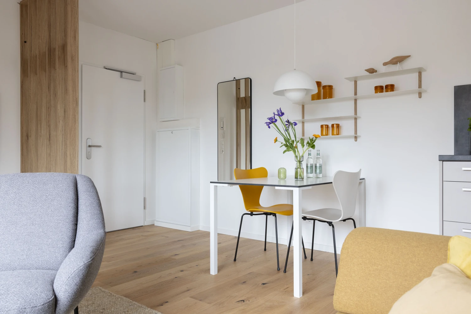 Pier 21 FINE LOFTS, Badezimmer, Flaschen auf Waschbeckenablage