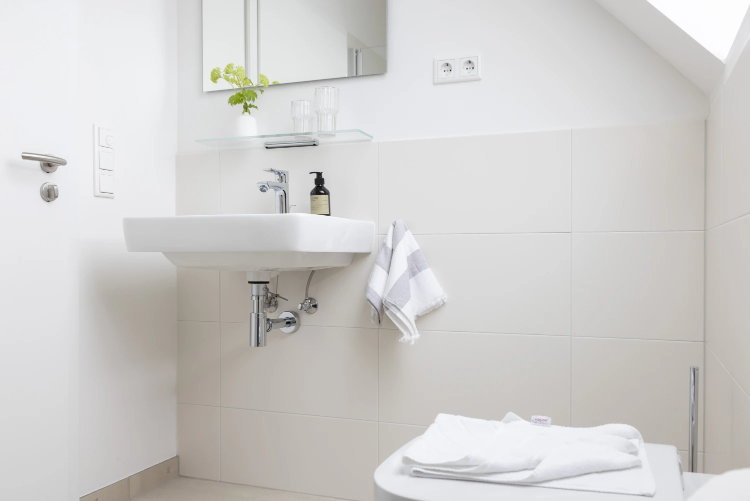 Pier 21 FINE LOFTS, Badezimmer, Flaschen auf Waschbeckenablage