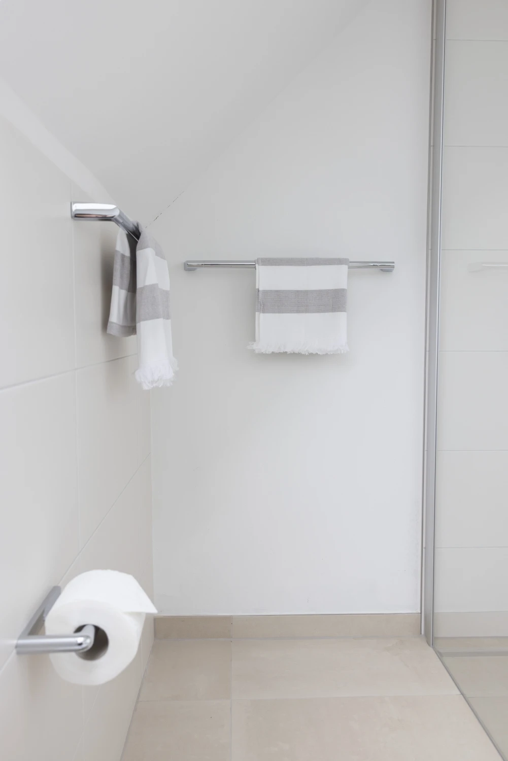 Pier 21 FINE LOFTS, Badezimmer, Flaschen auf Waschbeckenablage