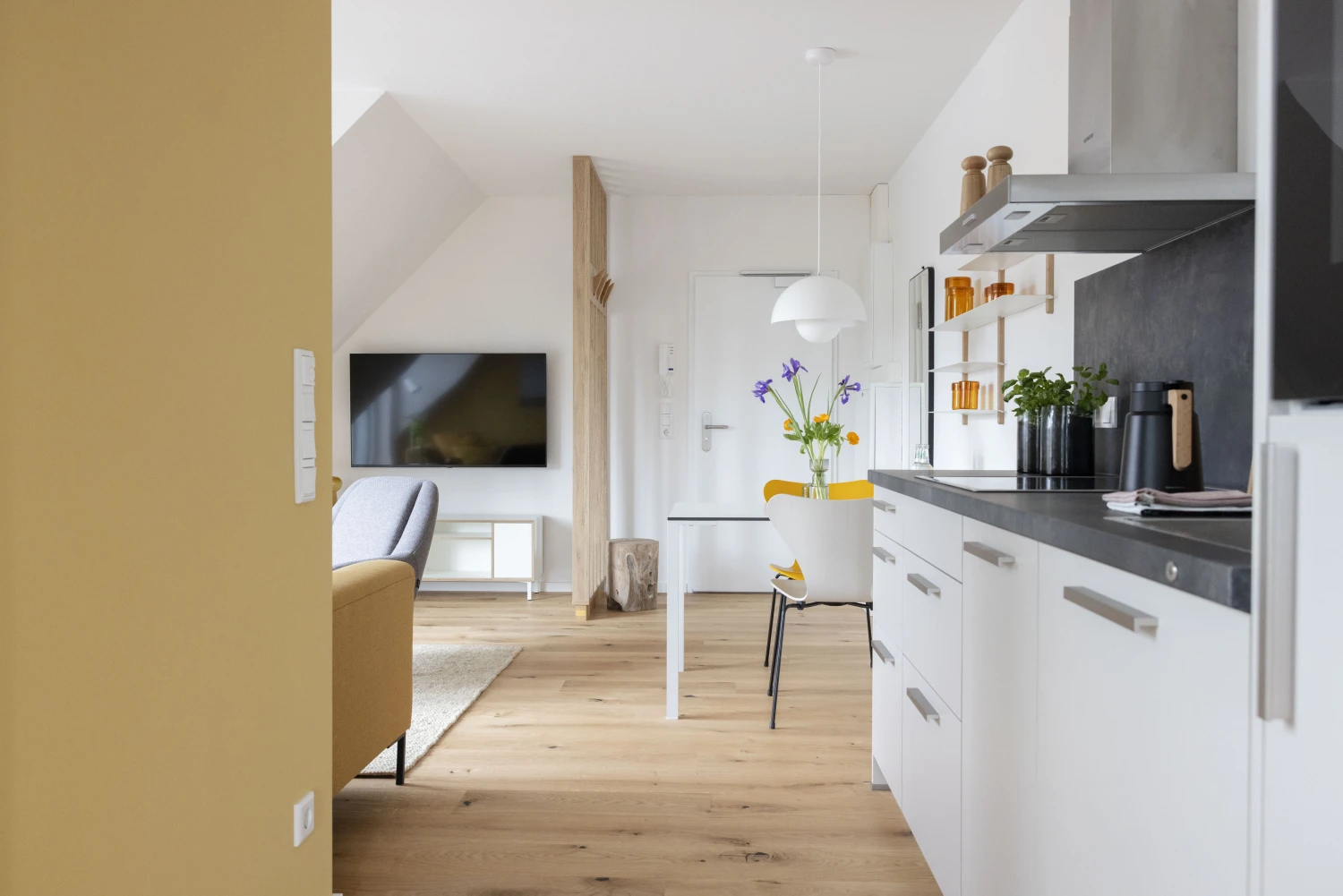 Pier 21 FINE LOFTS, Badezimmer, Flaschen auf Waschbeckenablage