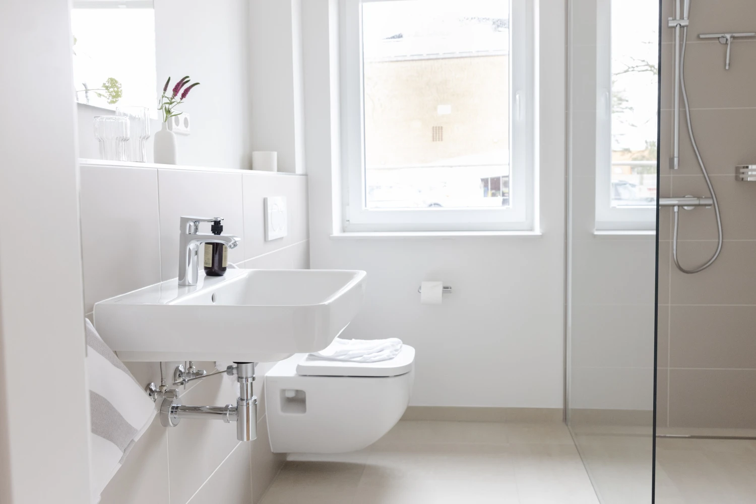 Pier 21 FINE LOFTS, Badezimmer, Flaschen auf Waschbeckenablage