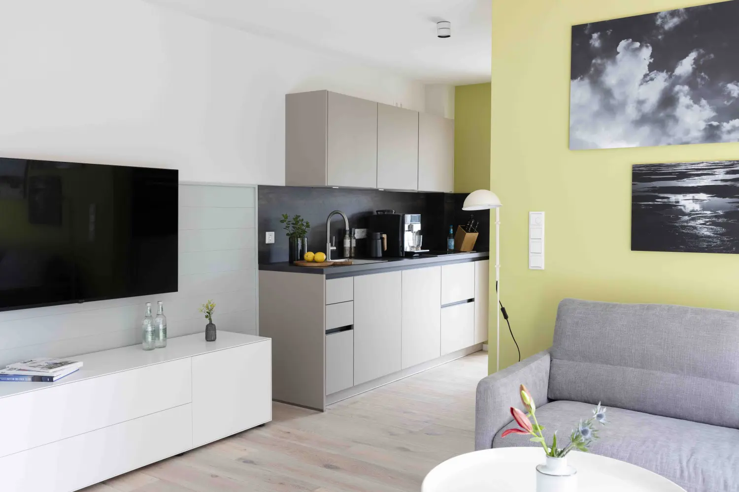 Pier 21 FINE LOFTS, Badezimmer, Flaschen auf Waschbeckenablage