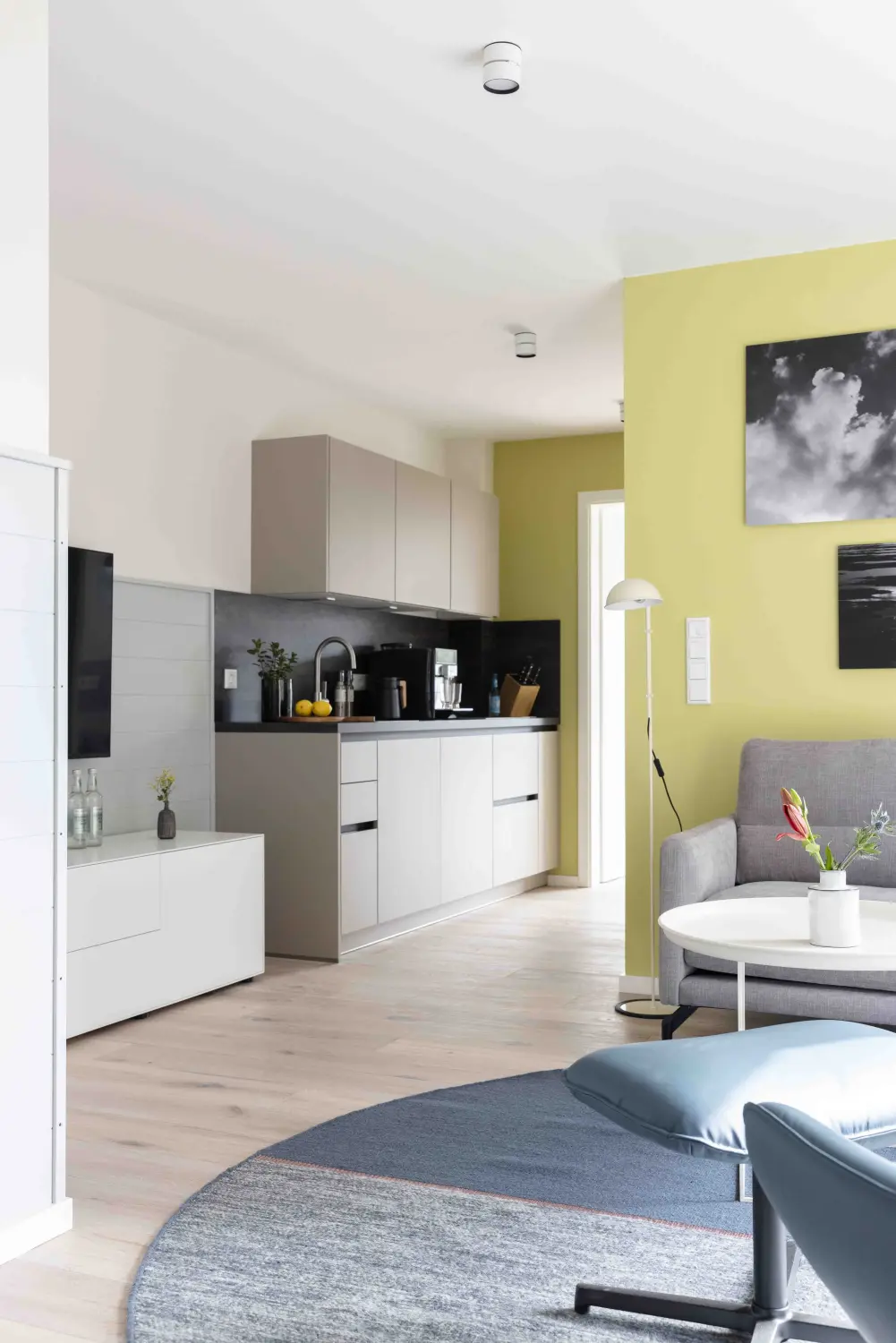 Pier 21 FINE LOFTS, Badezimmer, Flaschen auf Waschbeckenablage