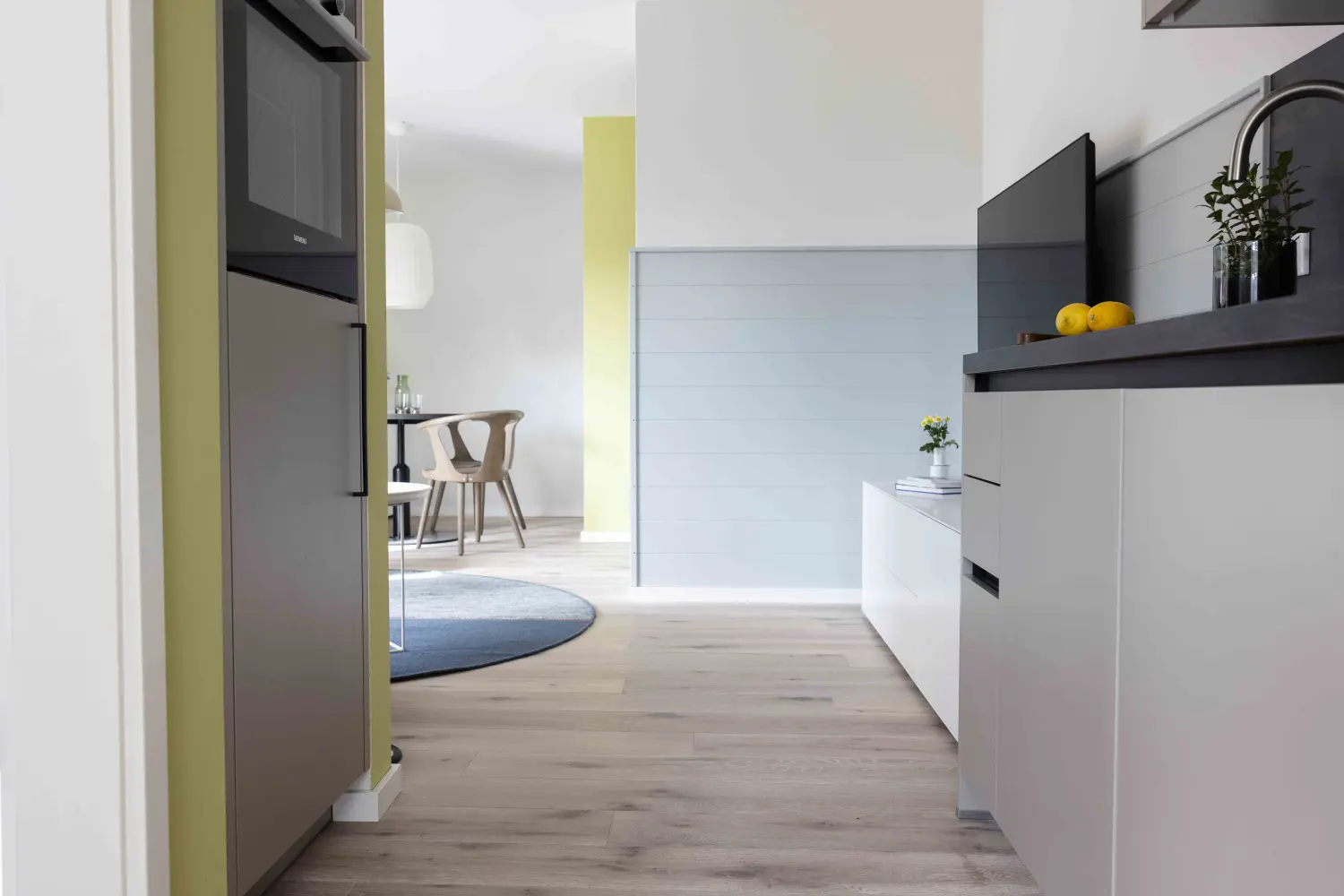 Pier 21 FINE LOFTS, Badezimmer, Flaschen auf Waschbeckenablage