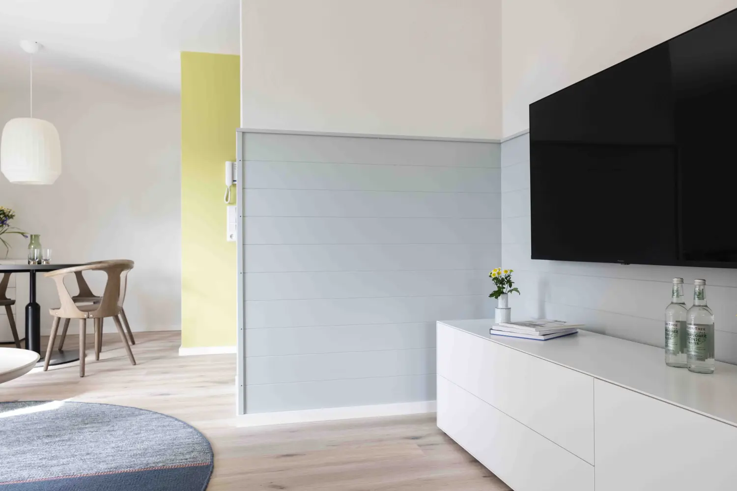 Pier 21 FINE LOFTS, Badezimmer, Flaschen auf Waschbeckenablage