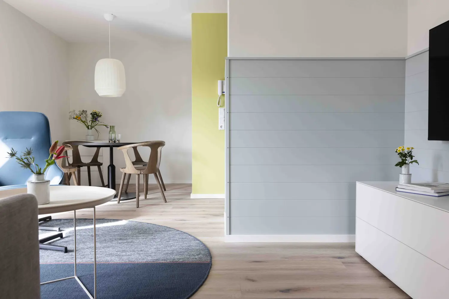 Pier 21 FINE LOFTS, Badezimmer, Flaschen auf Waschbeckenablage