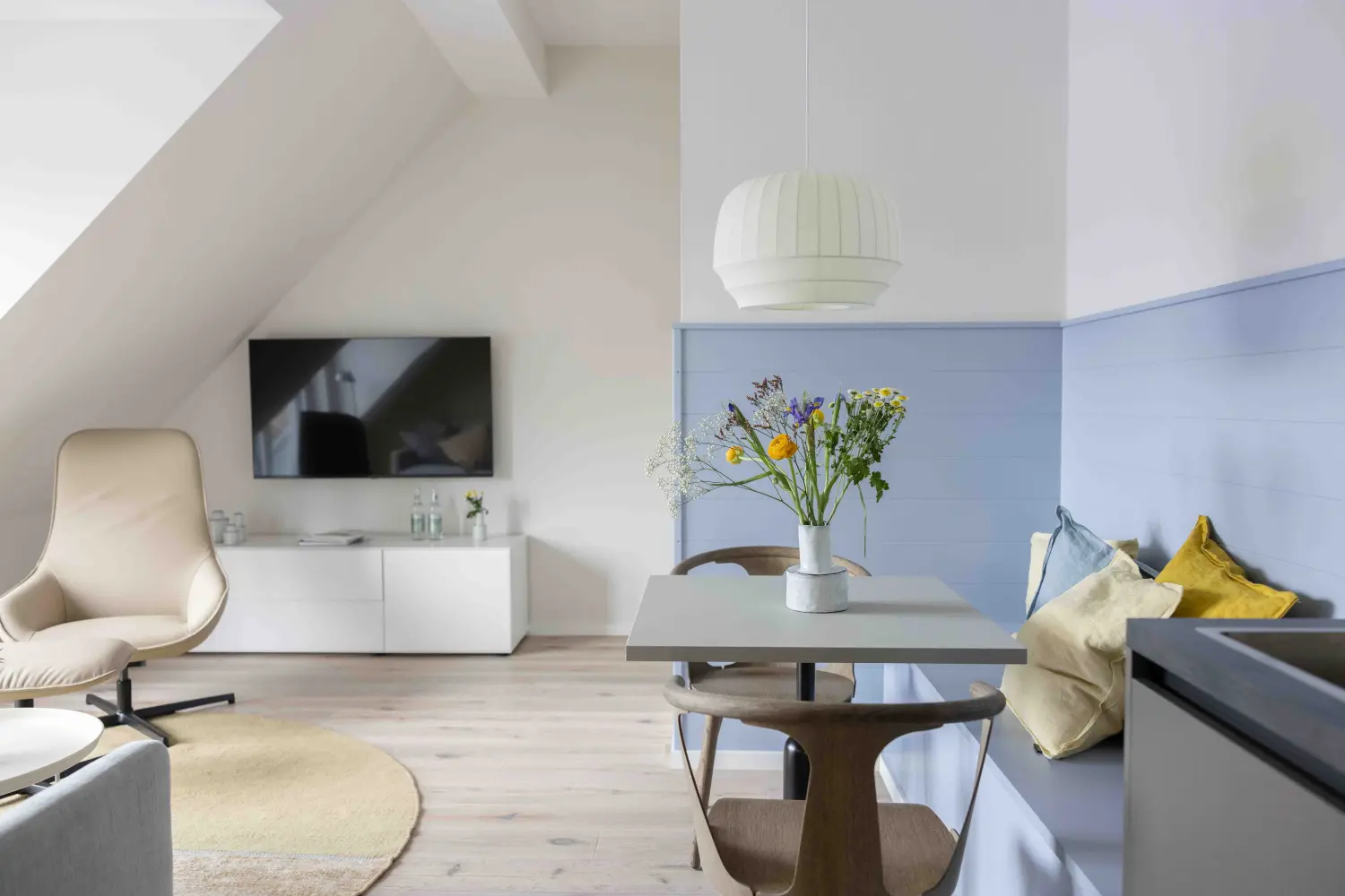 Pier 21 FINE LOFTS, Badezimmer, Flaschen auf Waschbeckenablage