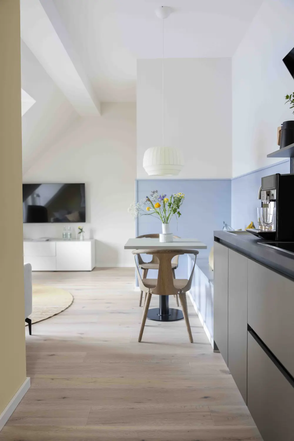 Pier 21 FINE LOFTS, Badezimmer, Flaschen auf Waschbeckenablage