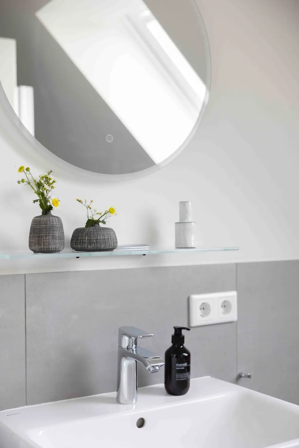 Pier 21 FINE LOFTS, Badezimmer, Flaschen auf Waschbeckenablage