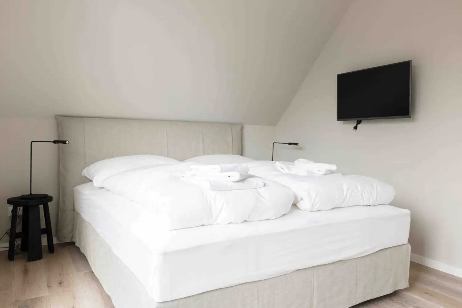 Pier 21 FINE LOFTS, Badezimmer, Flaschen auf Waschbeckenablage