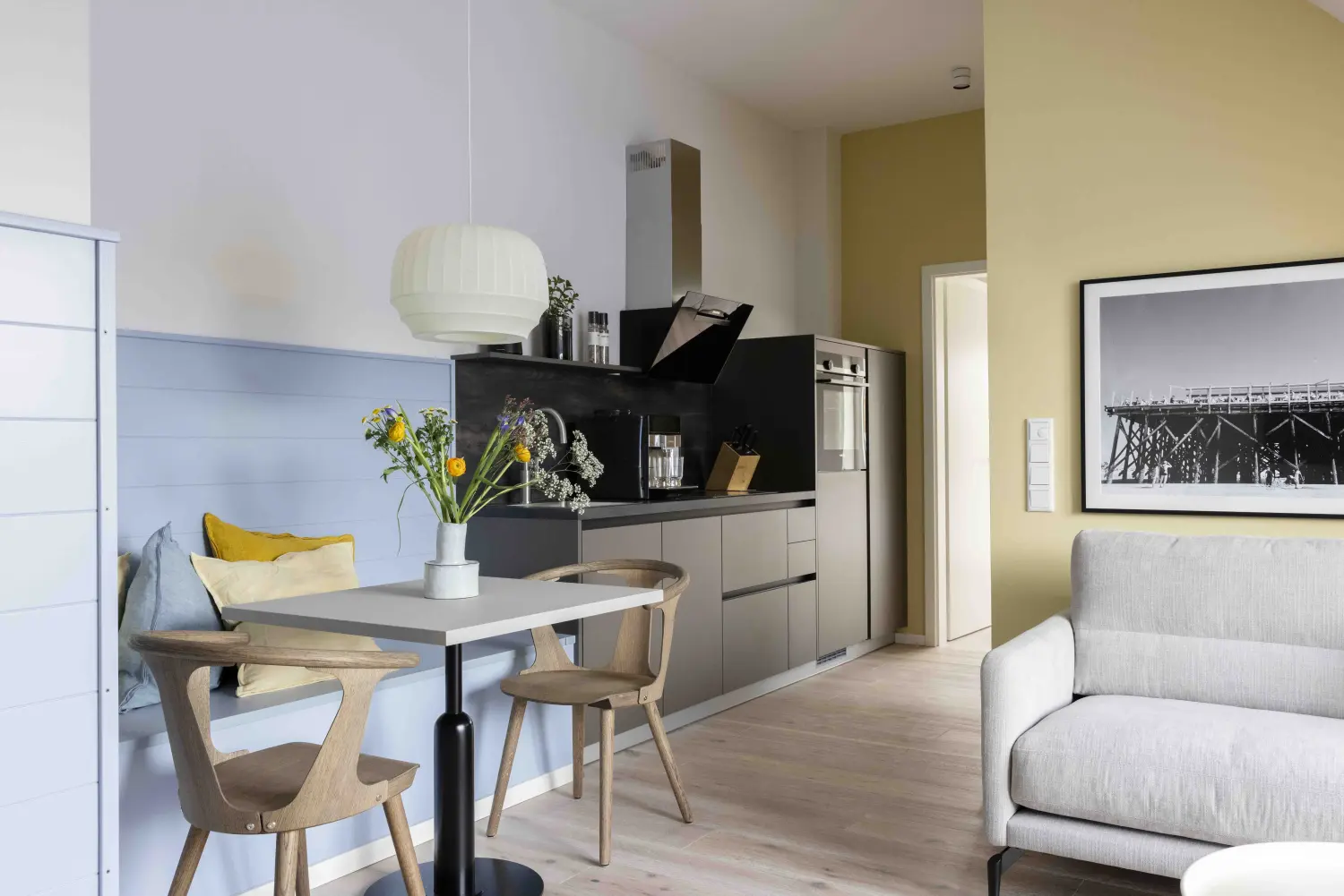Pier 21 FINE LOFTS, Badezimmer, Flaschen auf Waschbeckenablage