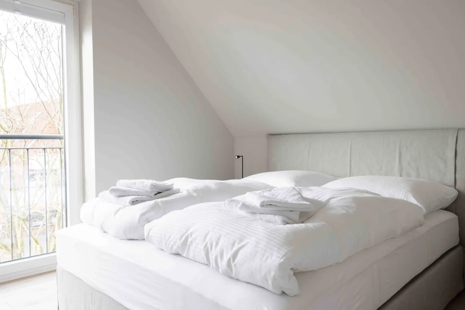 Pier 21 FINE LOFTS, Badezimmer, Flaschen auf Waschbeckenablage