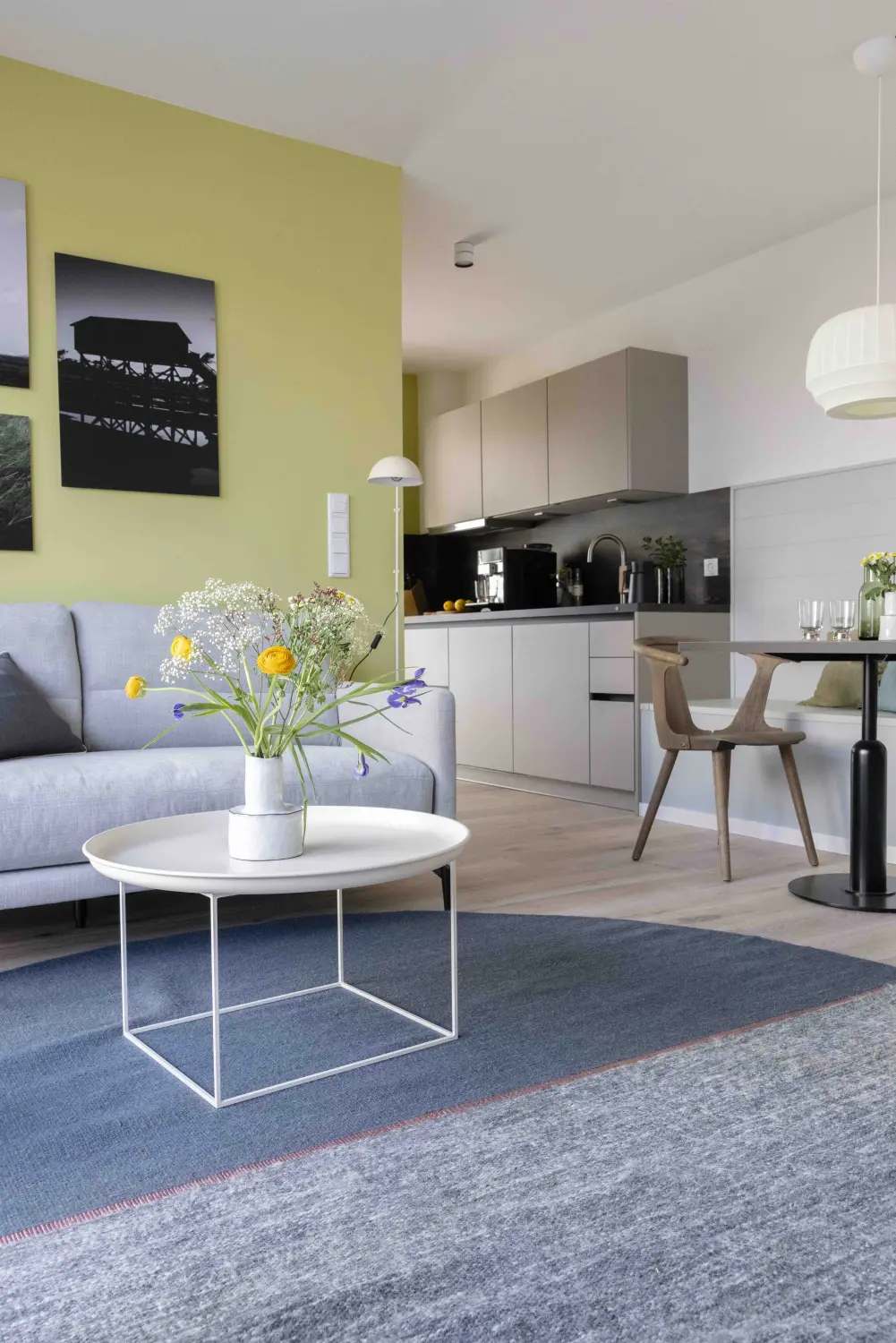 Pier 21 FINE LOFTS, Badezimmer, Flaschen auf Waschbeckenablage