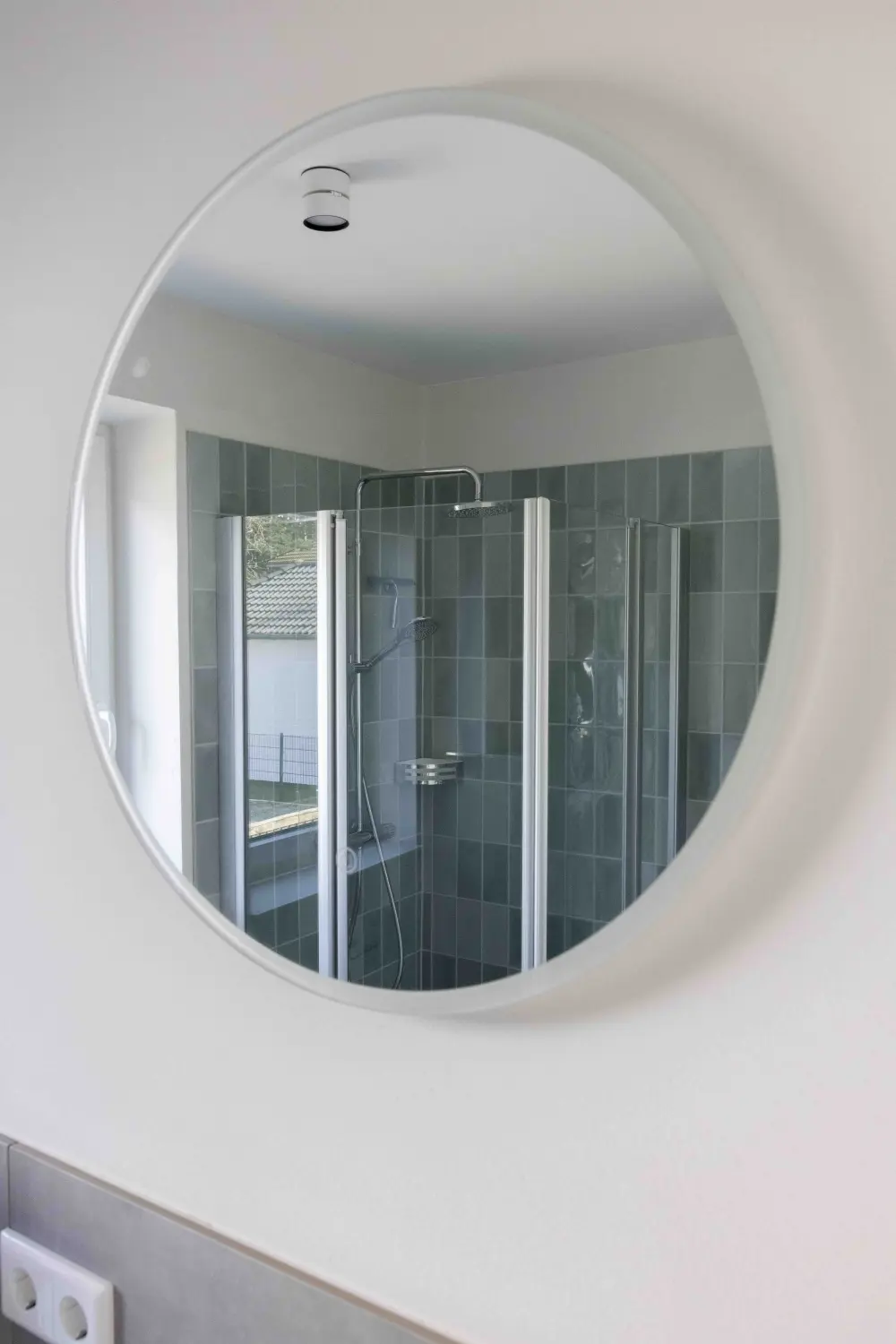 Pier 21 FINE LOFTS, Badezimmer, Flaschen auf Waschbeckenablage