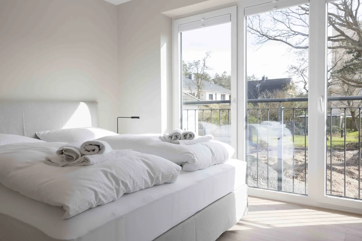 Pier 21 FINE LOFTS, Badezimmer, Flaschen auf Waschbeckenablage