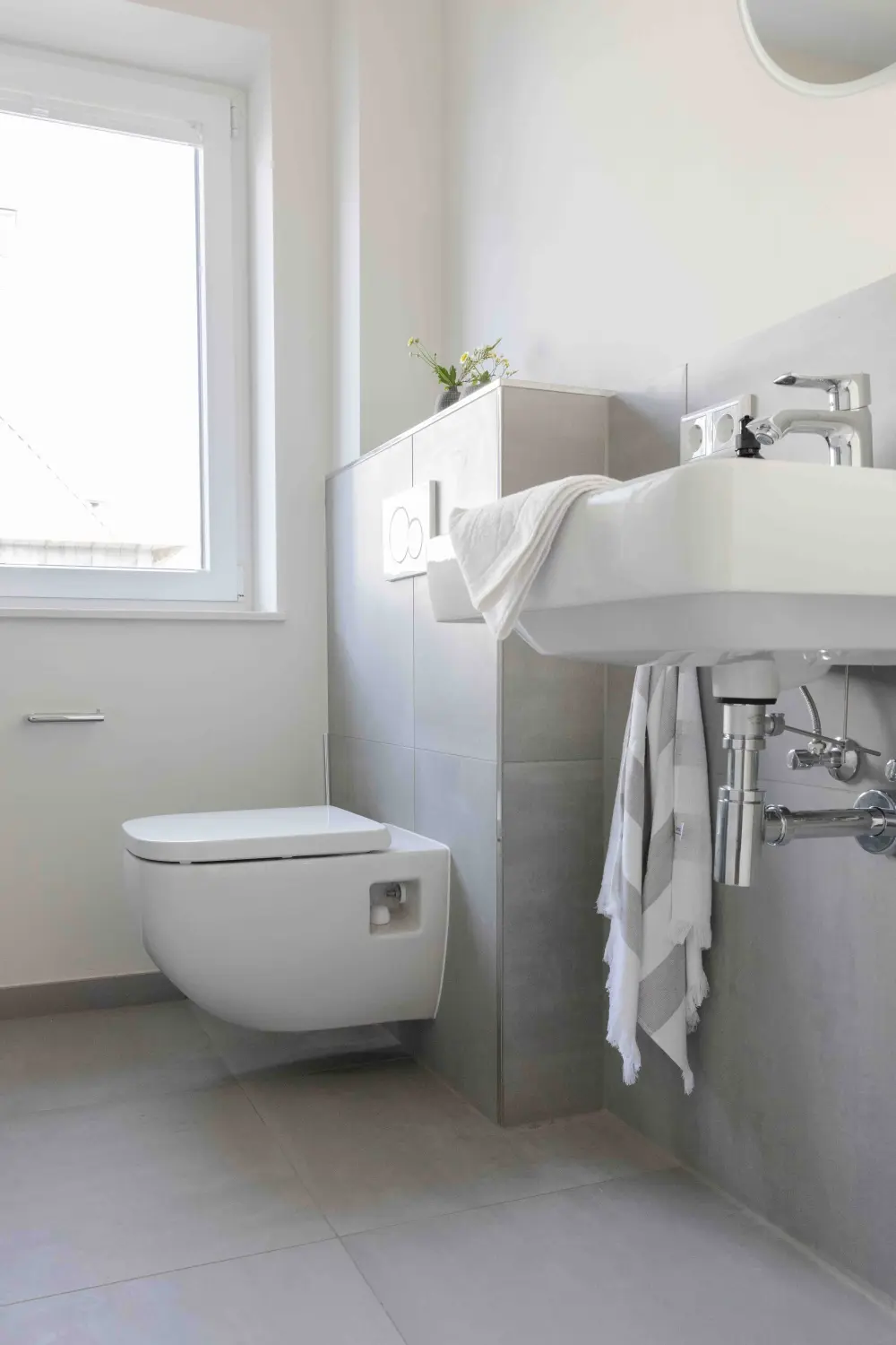 Pier 21 FINE LOFTS, Badezimmer, Flaschen auf Waschbeckenablage