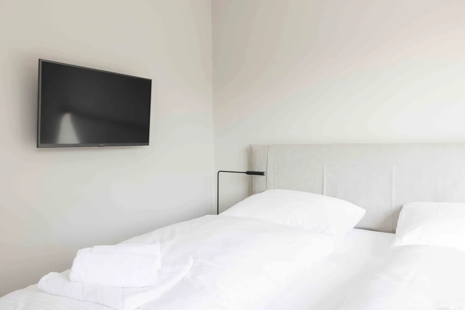 Pier 21 FINE LOFTS, Badezimmer, Flaschen auf Waschbeckenablage