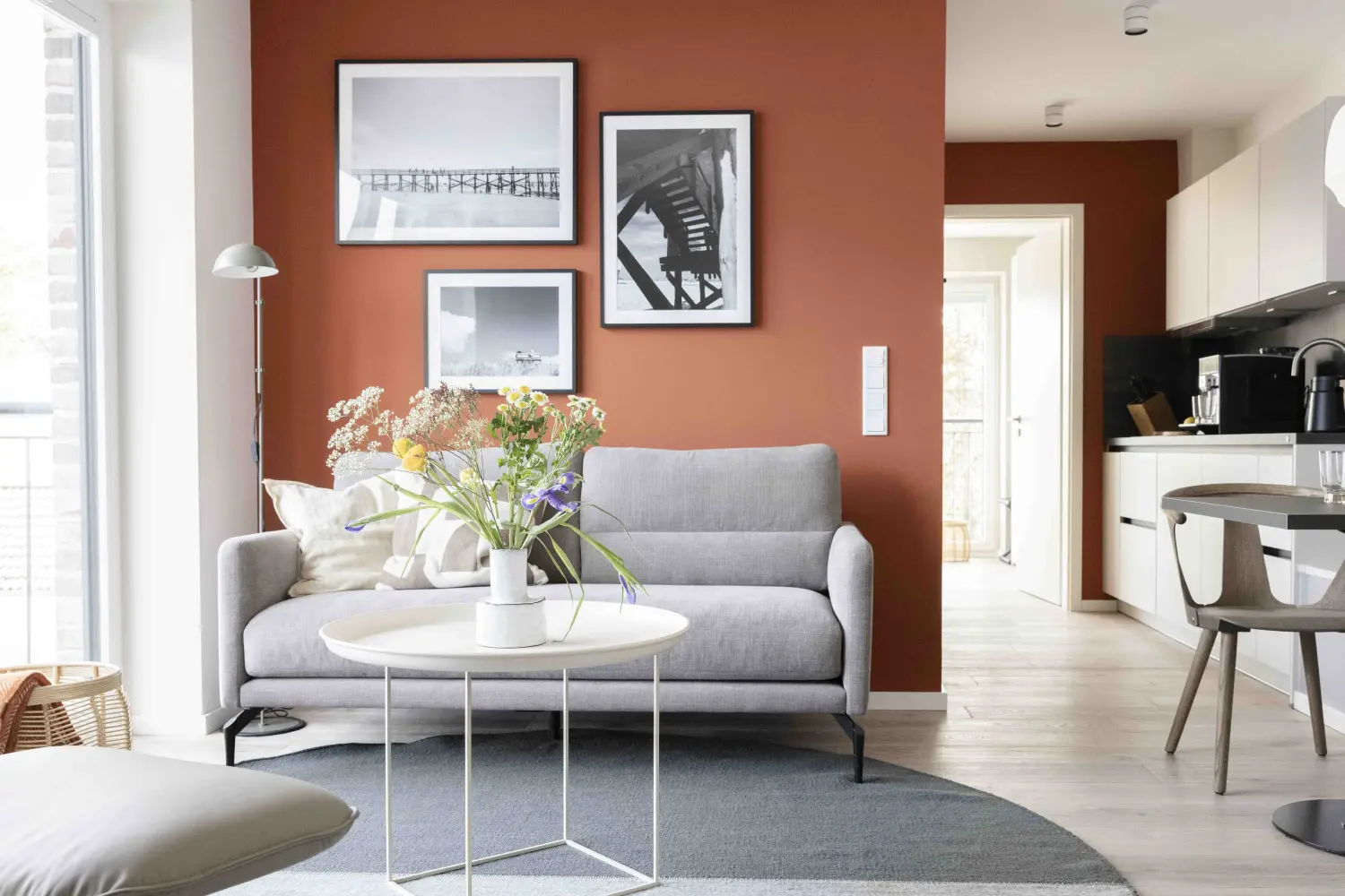 Pier 21 FINE LOFTS, Badezimmer, Flaschen auf Waschbeckenablage