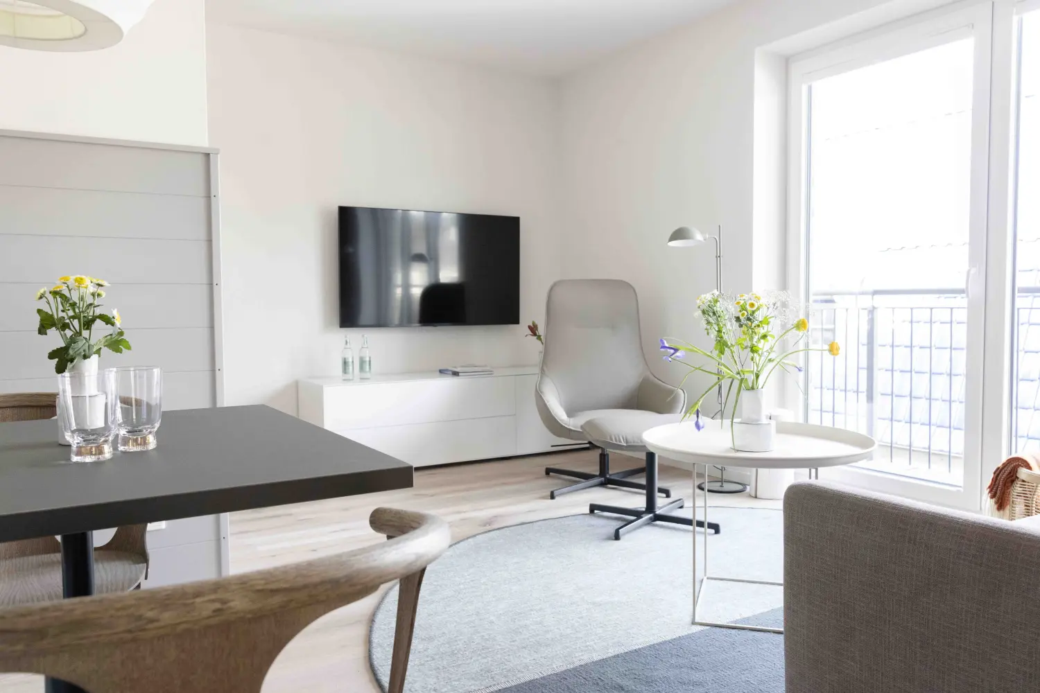 Pier 21 FINE LOFTS, Badezimmer, Flaschen auf Waschbeckenablage
