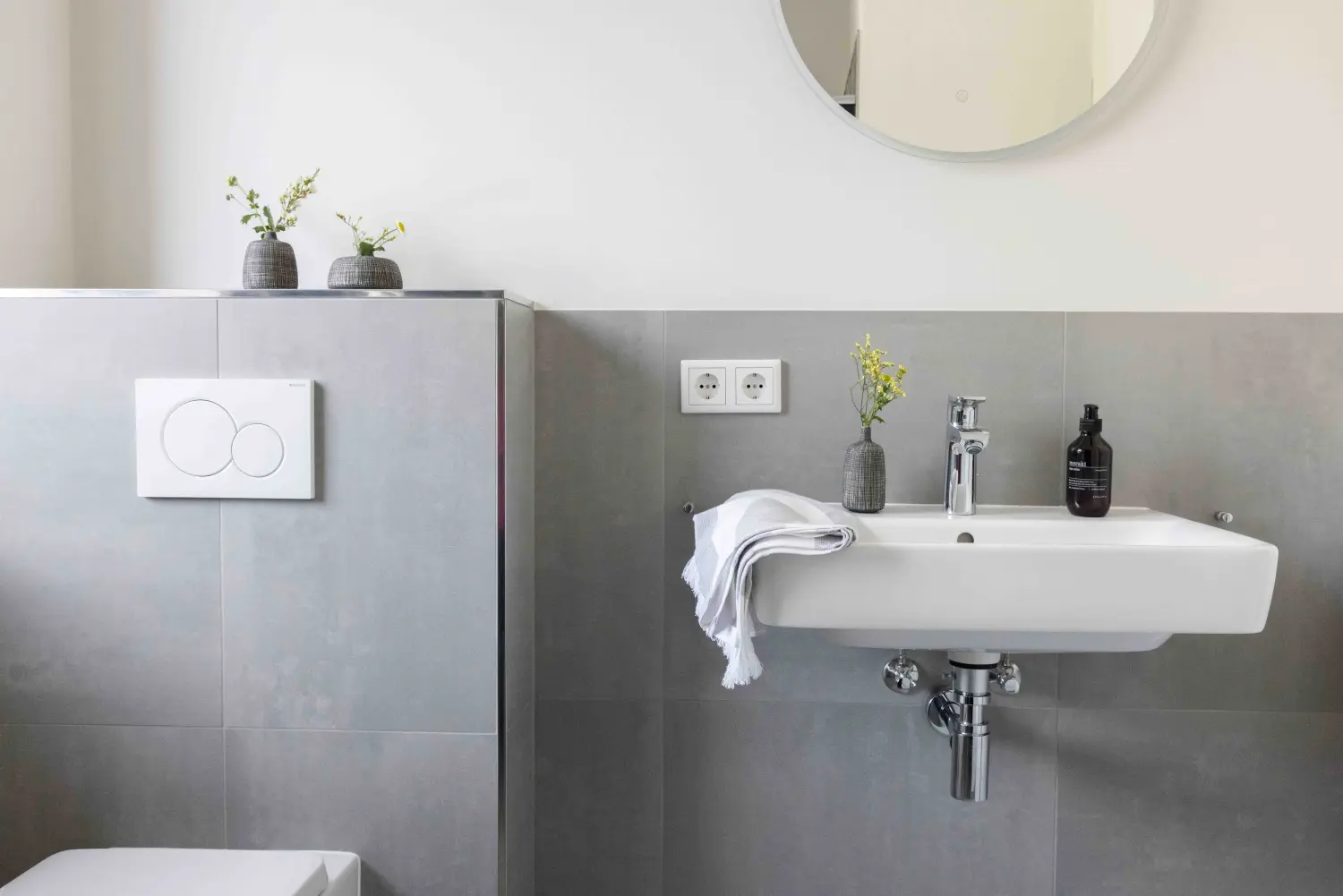 Pier 21 FINE LOFTS, Badezimmer, Flaschen auf Waschbeckenablage