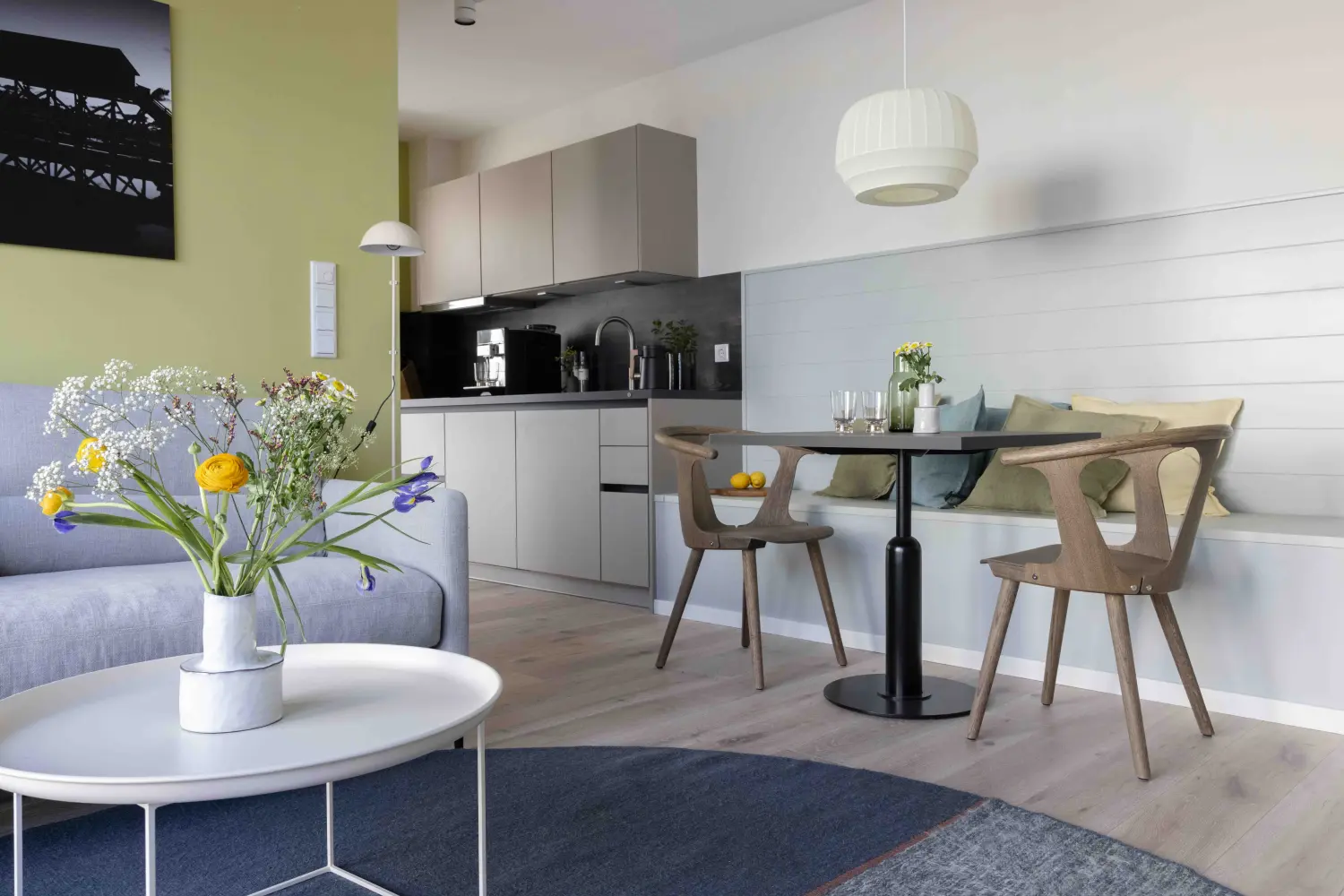 Pier 21 FINE LOFTS, Badezimmer, Flaschen auf Waschbeckenablage