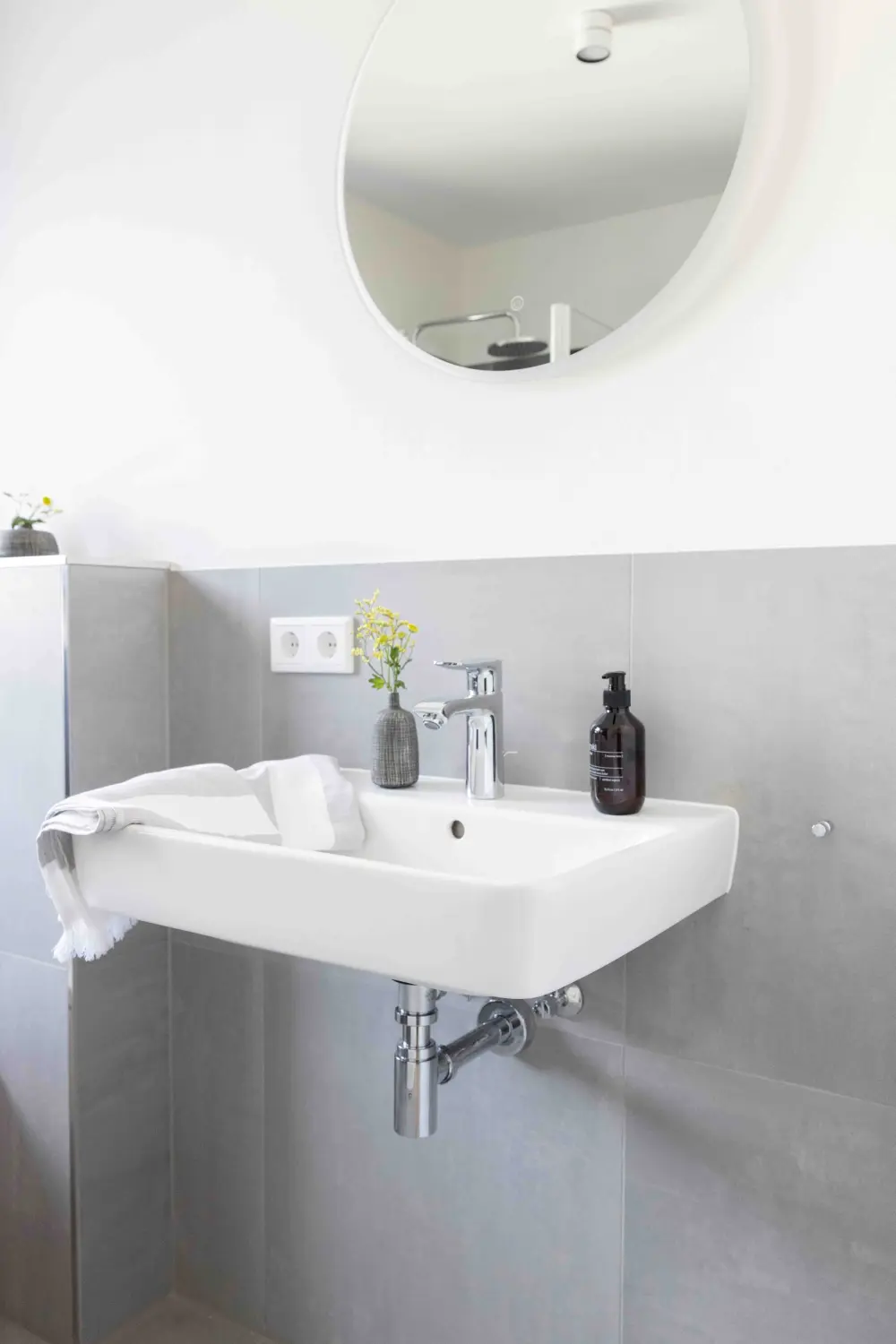 Pier 21 FINE LOFTS, Badezimmer, Flaschen auf Waschbeckenablage