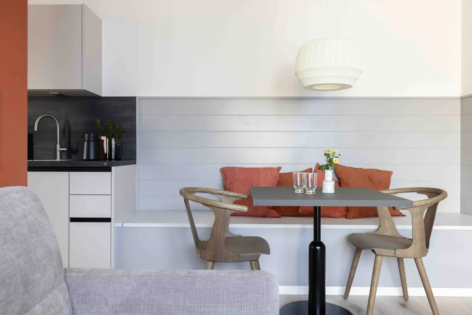 Pier 21 FINE LOFTS, Badezimmer, Flaschen auf Waschbeckenablage