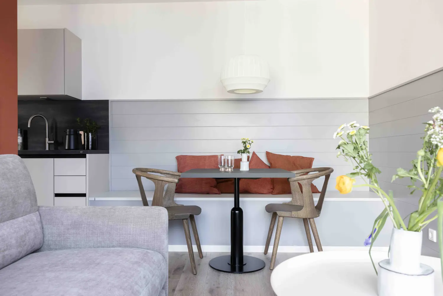 Pier 21 FINE LOFTS, Badezimmer, Flaschen auf Waschbeckenablage