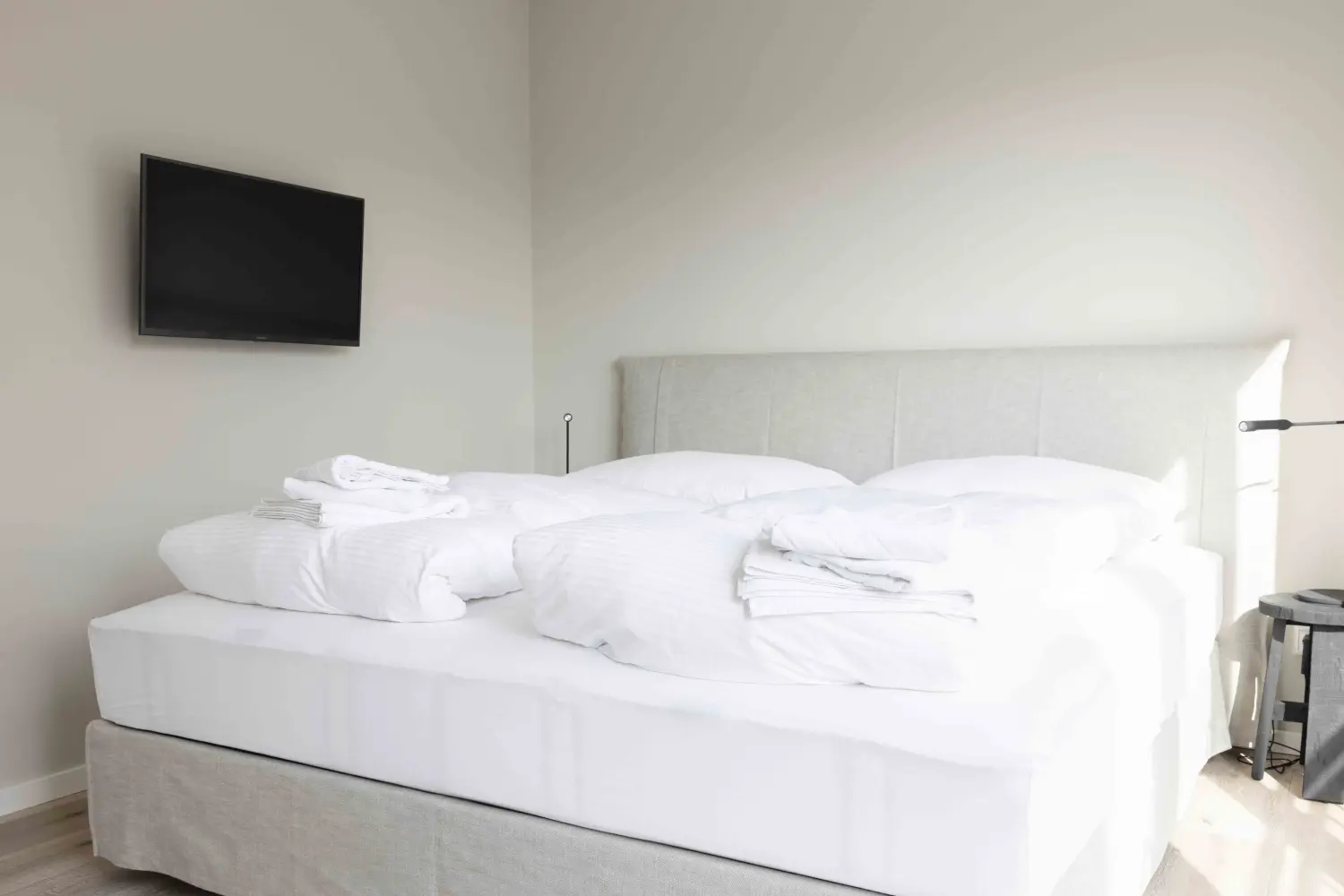 Pier 21 FINE LOFTS, Badezimmer, Flaschen auf Waschbeckenablage