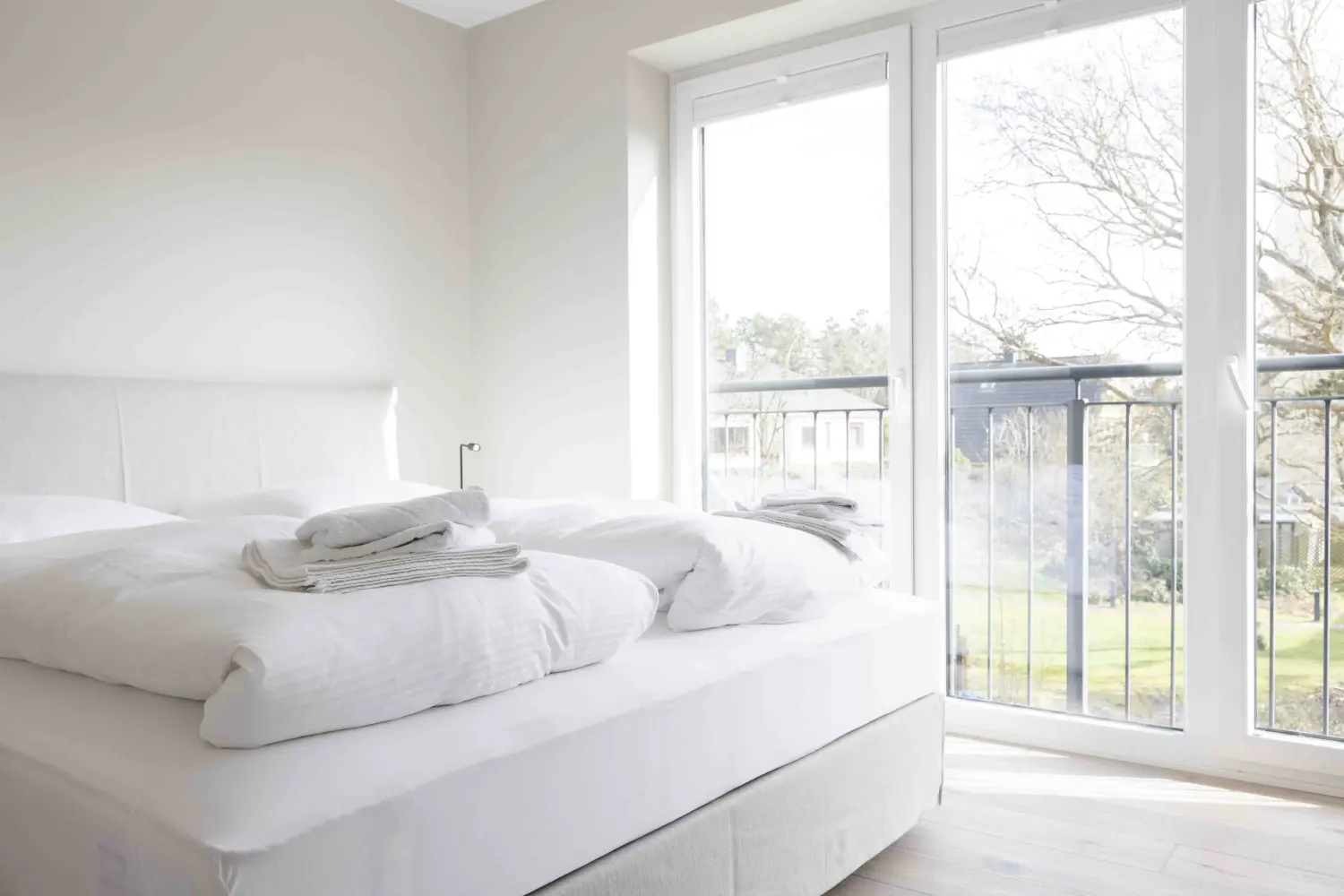 Pier 21 FINE LOFTS, Badezimmer, Flaschen auf Waschbeckenablage