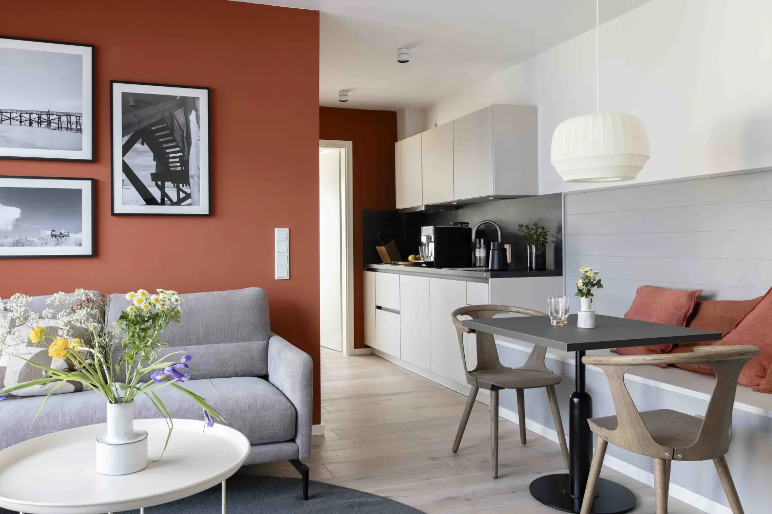 Pier 21 FINE LOFTS, Badezimmer, Flaschen auf Waschbeckenablage