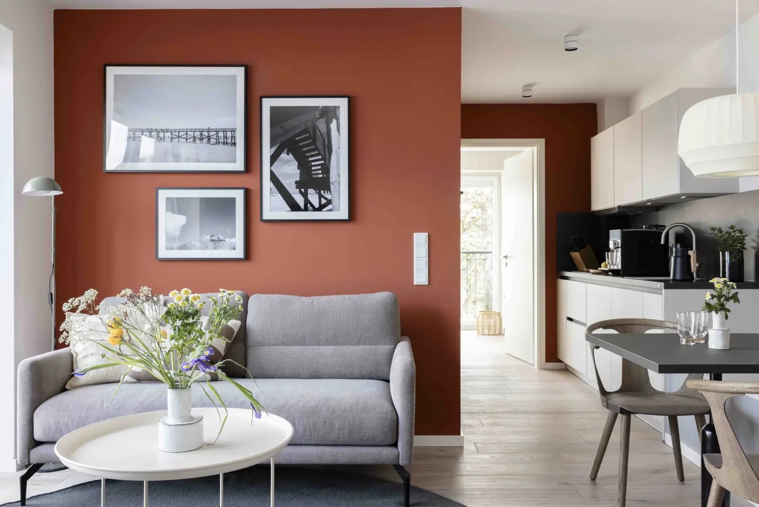 Pier 21 FINE LOFTS, Badezimmer, Flaschen auf Waschbeckenablage