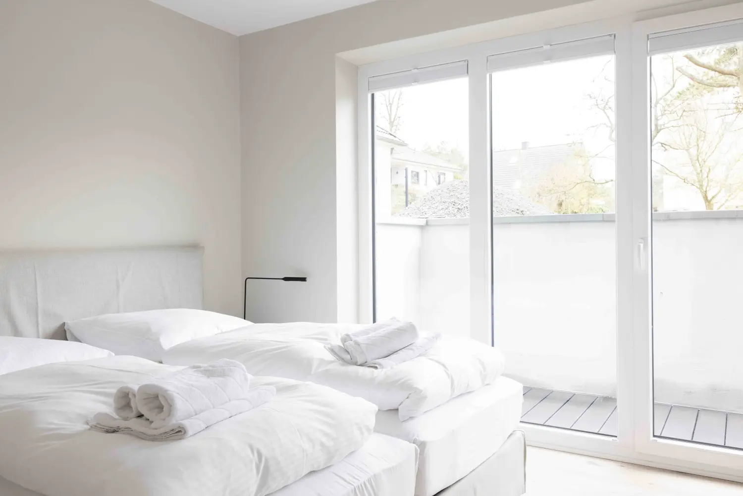 Pier 21 FINE LOFTS, Badezimmer, Flaschen auf Waschbeckenablage