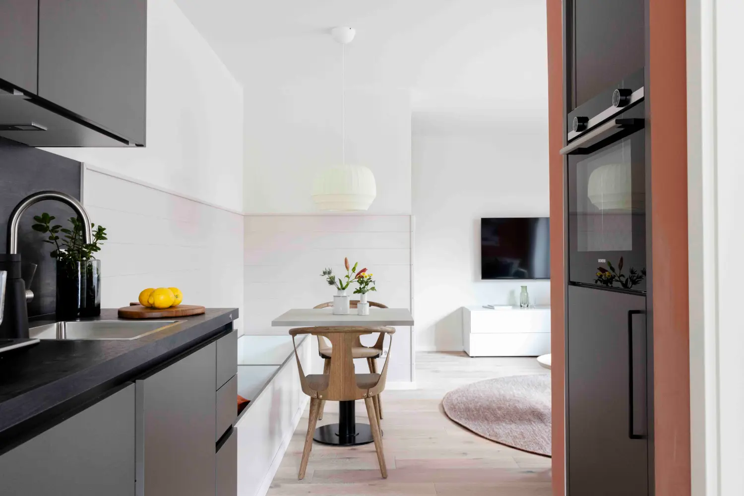 Pier 21 FINE LOFTS, Badezimmer, Flaschen auf Waschbeckenablage