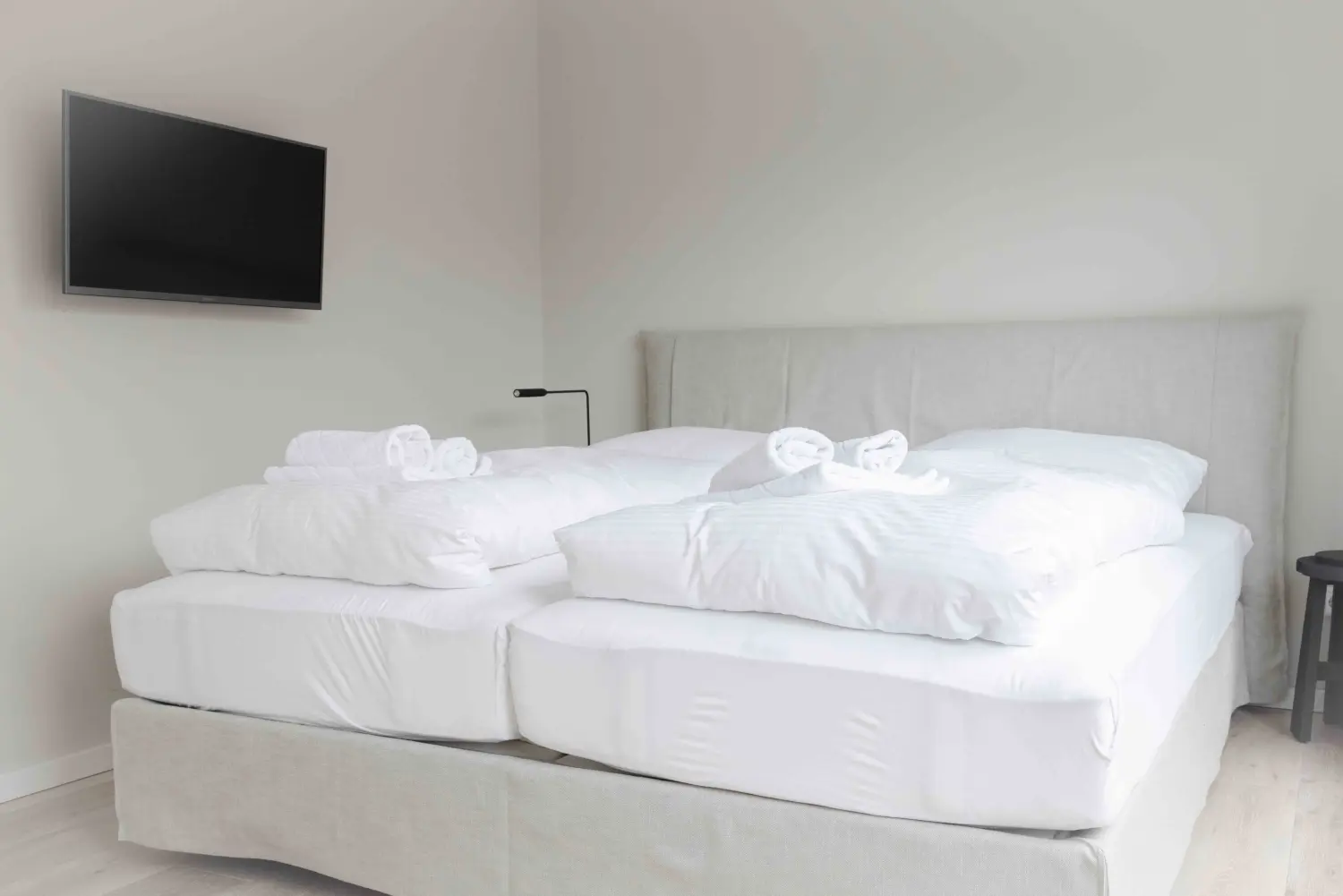 Pier 21 FINE LOFTS, Badezimmer, Flaschen auf Waschbeckenablage