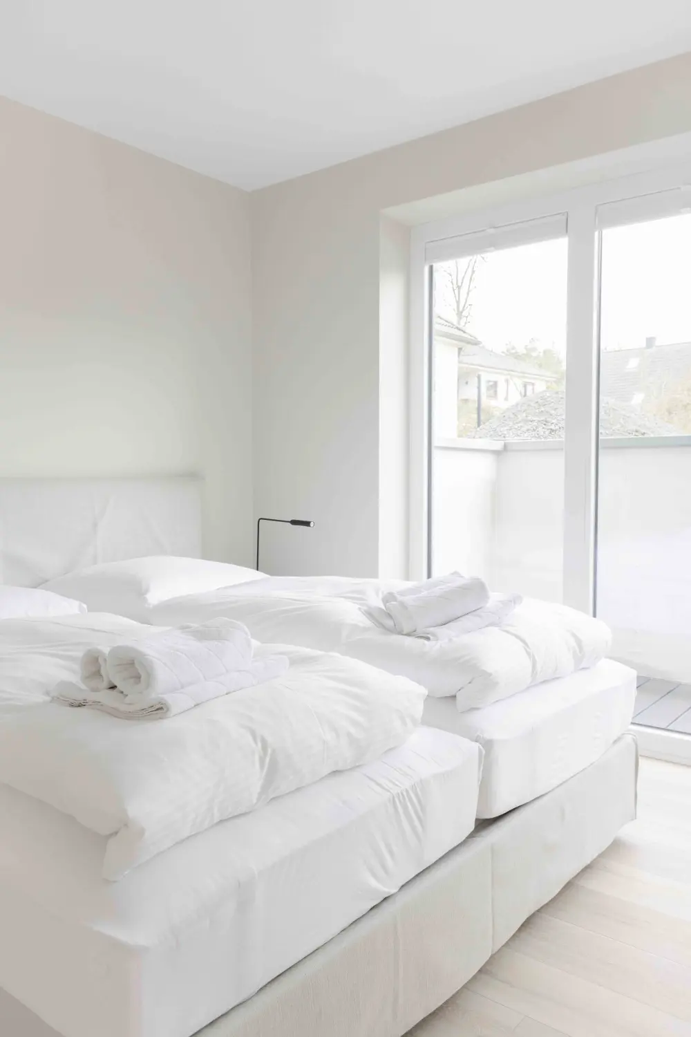 Pier 21 FINE LOFTS, Badezimmer, Flaschen auf Waschbeckenablage