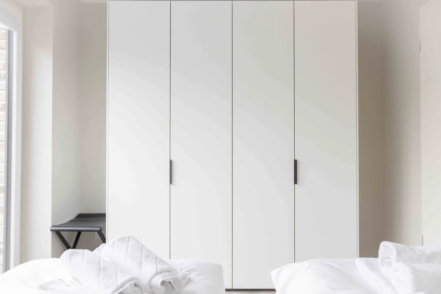 Pier 21 FINE LOFTS, Badezimmer, Flaschen auf Waschbeckenablage
