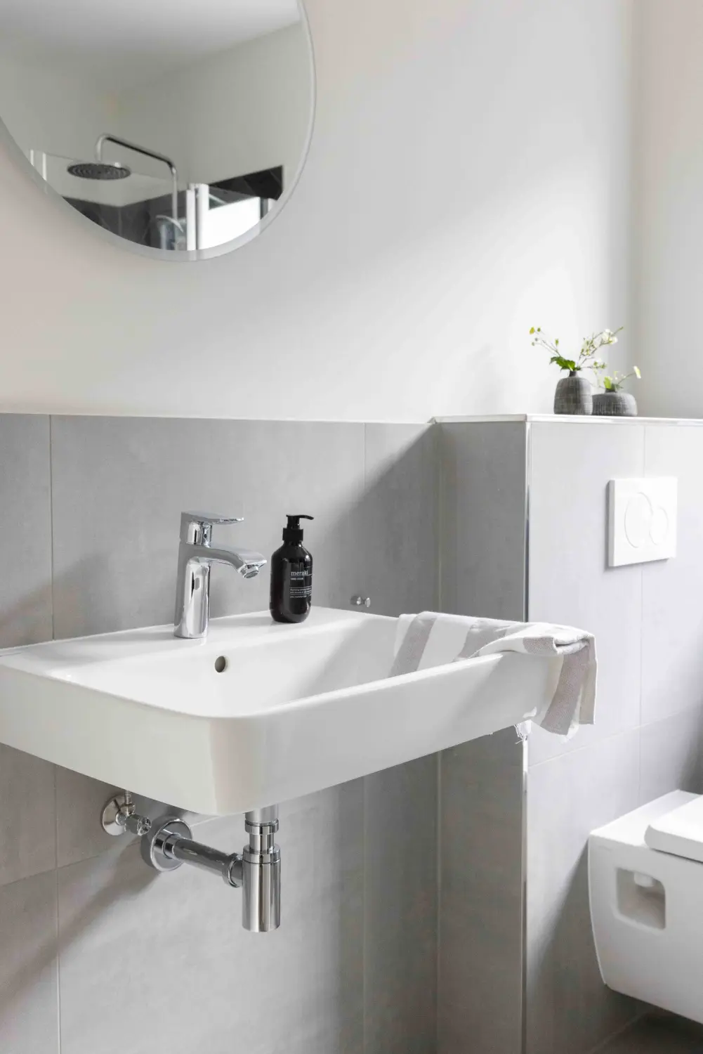 Pier 21 FINE LOFTS, Badezimmer, Flaschen auf Waschbeckenablage
