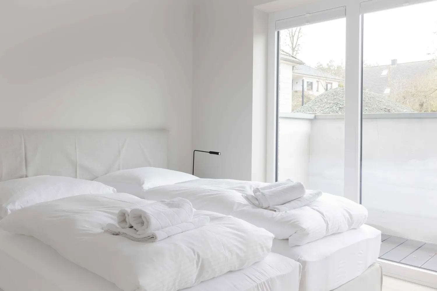 Pier 21 FINE LOFTS, Badezimmer, Flaschen auf Waschbeckenablage