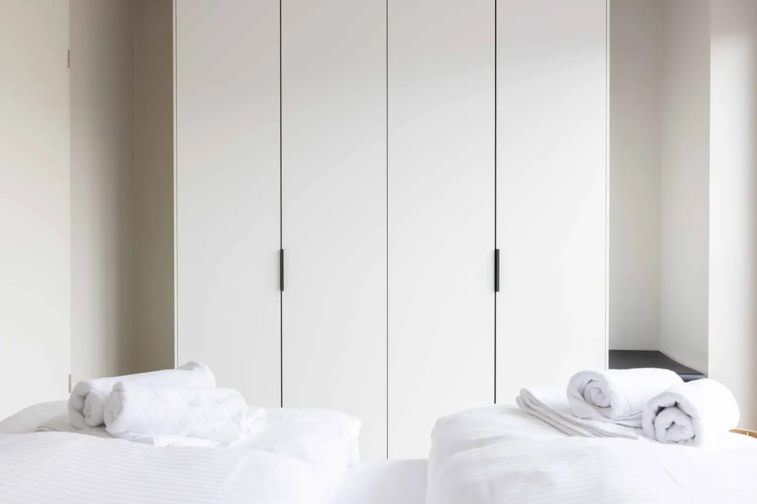 Pier 21 FINE LOFTS, Badezimmer, Flaschen auf Waschbeckenablage