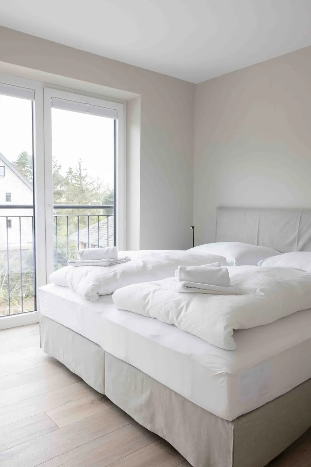 Pier 21 FINE LOFTS, Badezimmer, Flaschen auf Waschbeckenablage