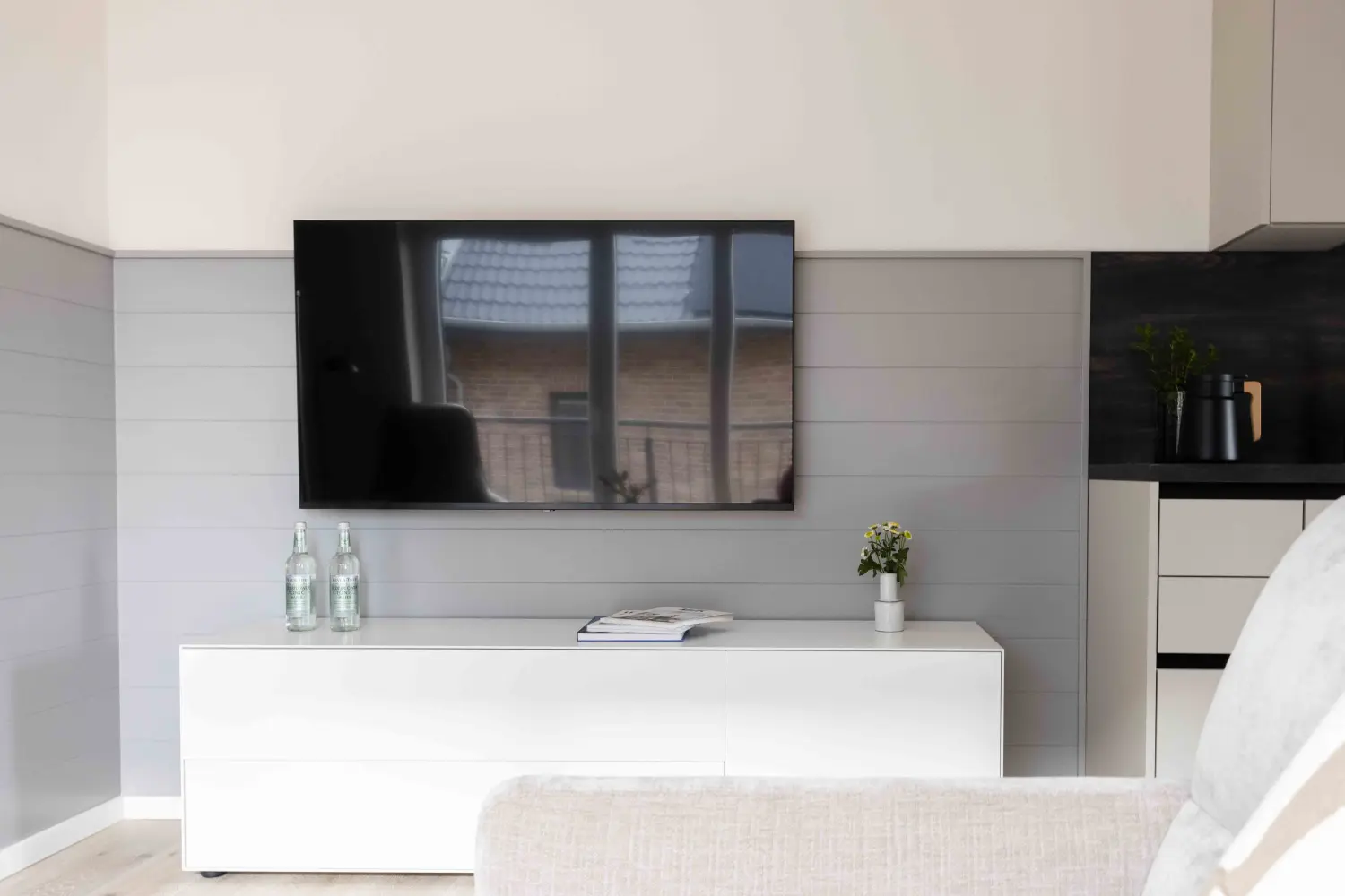 Pier 21 FINE LOFTS, Badezimmer, Flaschen auf Waschbeckenablage
