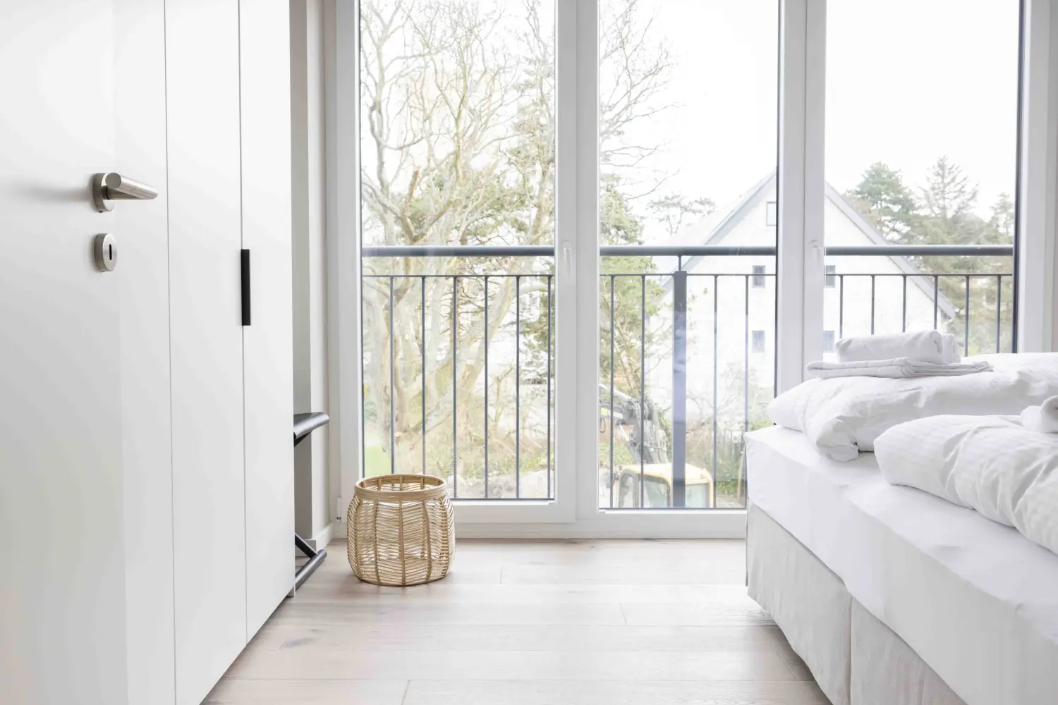 Pier 21 FINE LOFTS, Badezimmer, Flaschen auf Waschbeckenablage