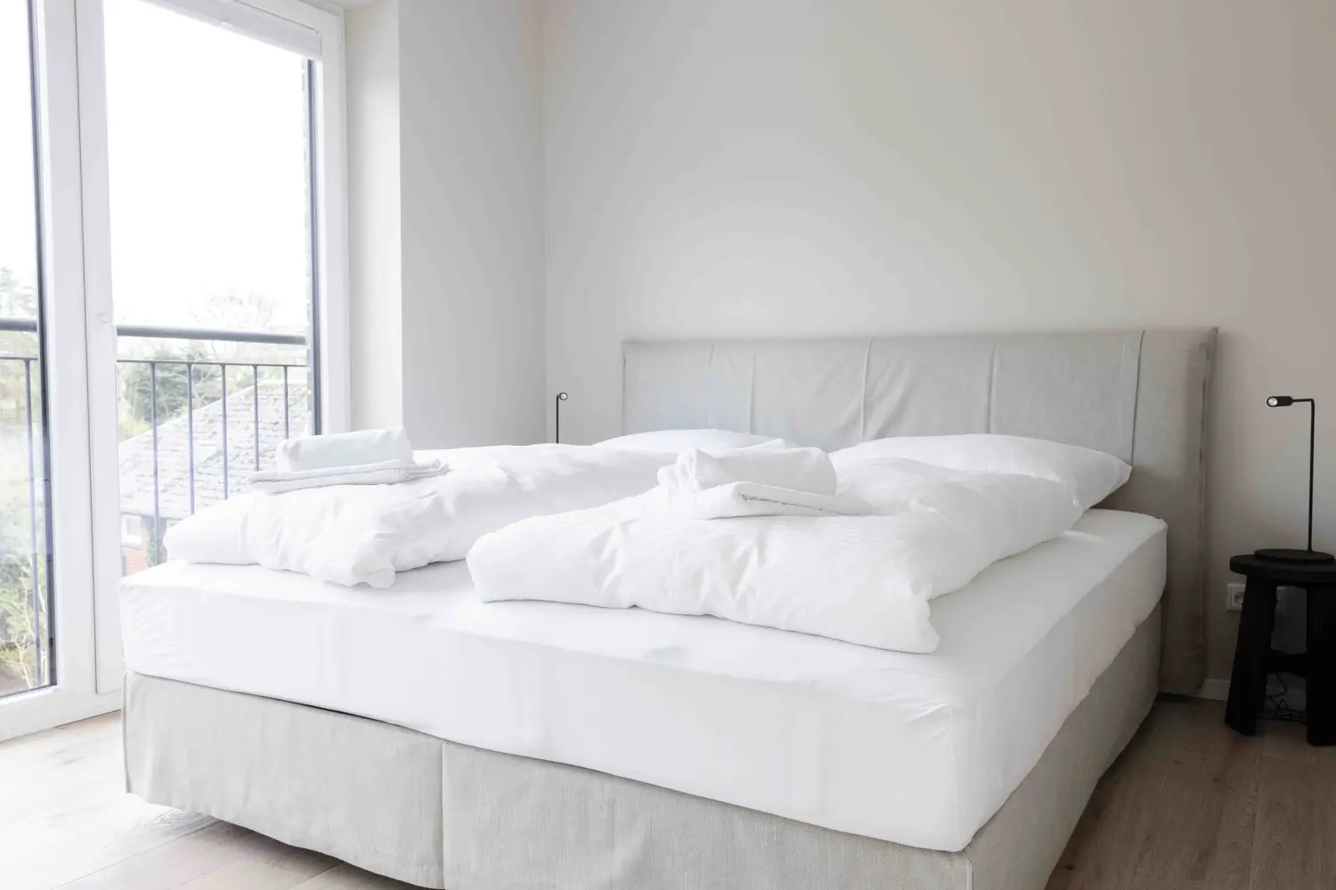 Pier 21 FINE LOFTS, Badezimmer, Flaschen auf Waschbeckenablage