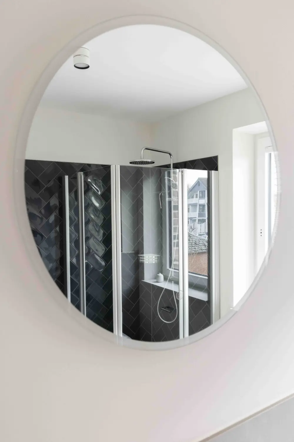 Pier 21 FINE LOFTS, Badezimmer, Flaschen auf Waschbeckenablage